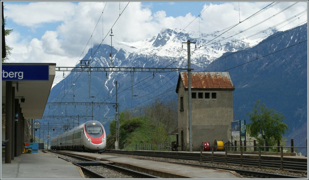 SBB ETR 610 auf dem Weg nach Bern bei der Durchfahrt in Ausserberg.
4. Mai 2013