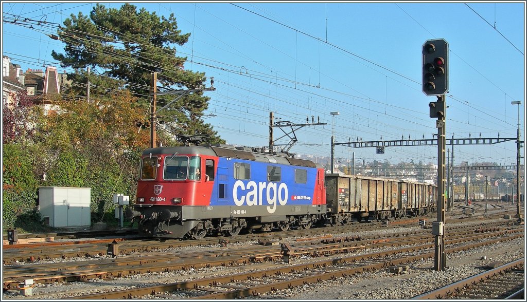 SBB RE 420 160-4 mit einem Gterzug in Renens VD. 
9. Nov. 2011