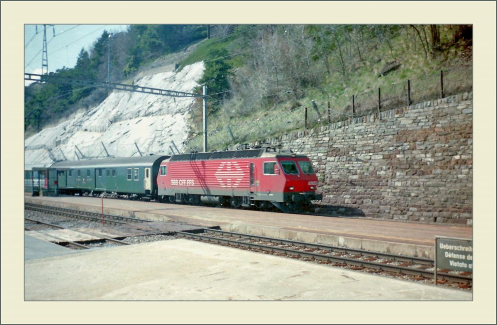 SBB Re 4/4 10103 in Hohtenn.
April 1997