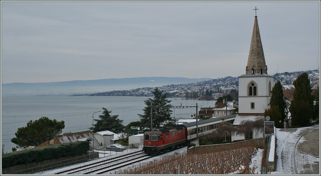 SBB Re 4/4 II 11143 mit IR 1429 bei der Kirche von Villette VD.
28.12.2010