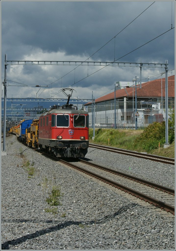 SBB Re 4/4 II 11179 mit einem Dienstzug bei Prilly-Malley.
24.05.2013