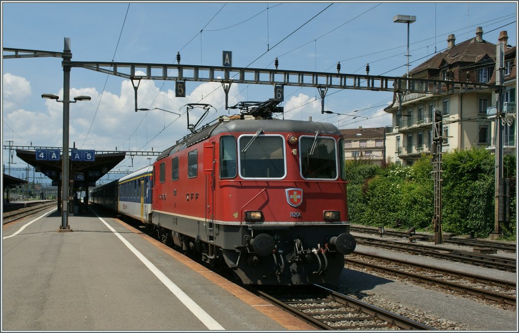 SBB Re 4/4 II 11204 mit ihrem RE Genve - Lausanne in Renens (VD). 30.05.2012