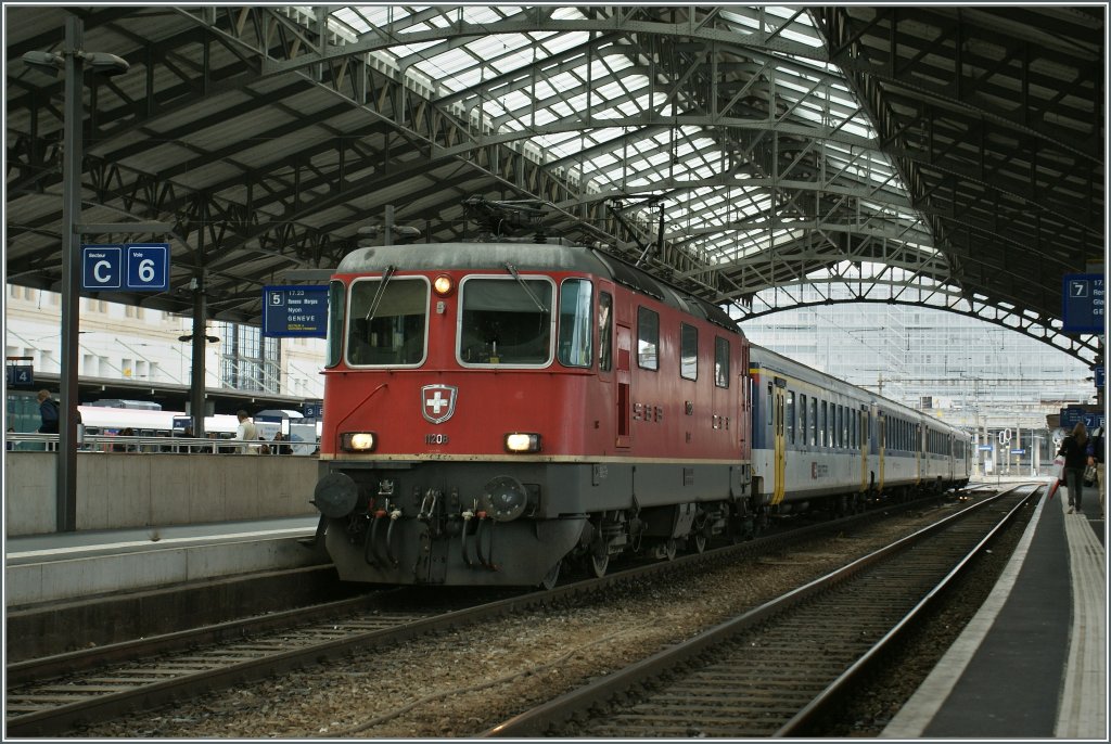 SBB Re 4/4 II 11208 mit einem RE nach Vallorbe in Lausanne. 
12.06.2012