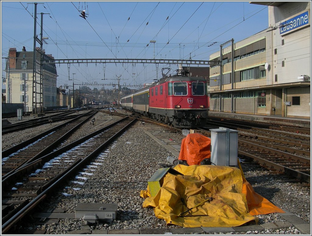 SBB Re 4/4 II 11212 erreicht mit ihrem IR von Genve nach Brig Lausanne.
26. Jan. 2013