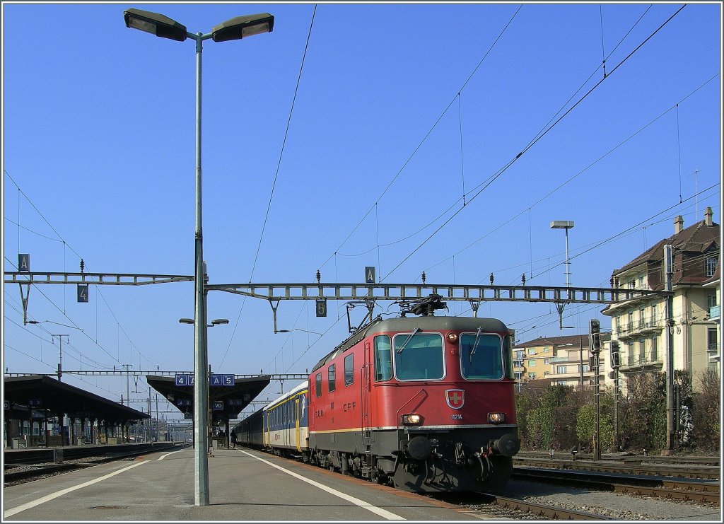 SBB Re 4/4 II 11214 mit einem E Genve - Lausanne beim Halt in Renens VD. 
22.02.2012 