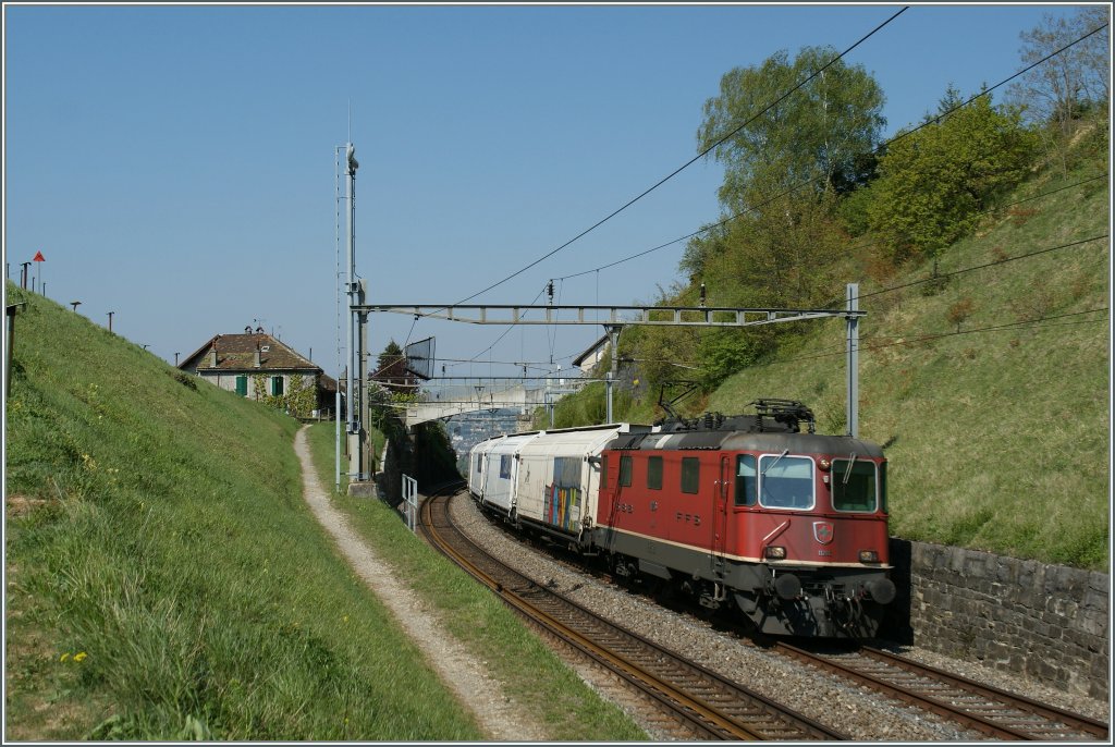 SBB Re 4/4 II 11246 zwischen Bossire und Grandvaux. 
15. April 2011