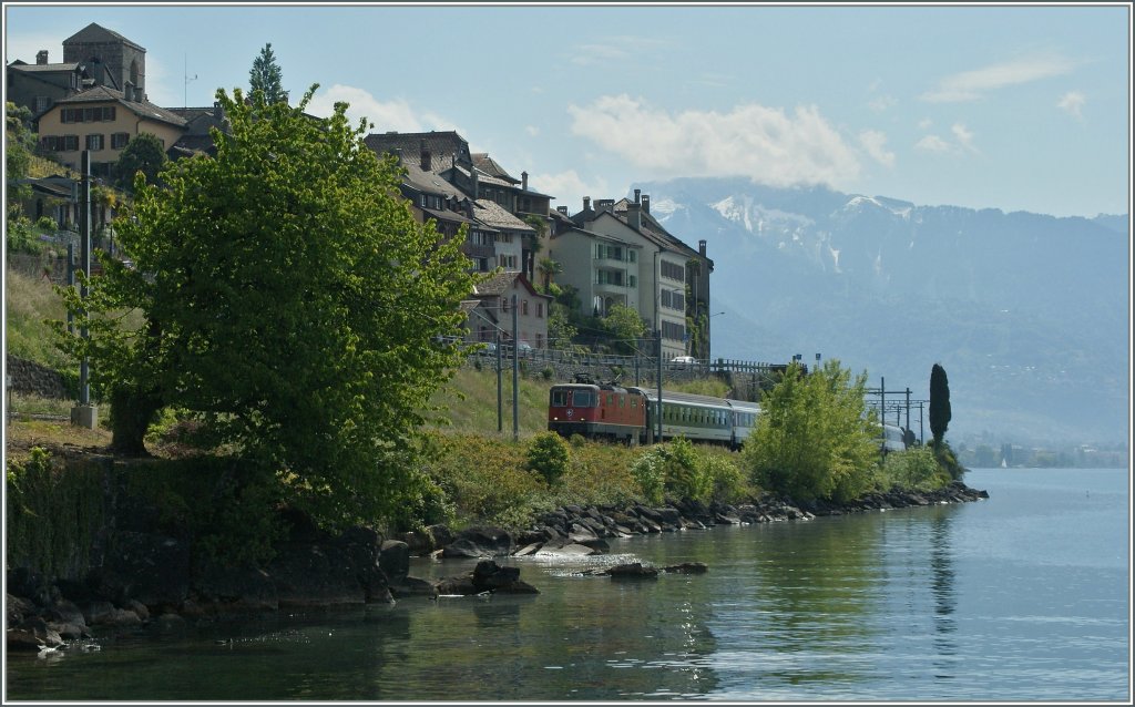 SBB Re 4/4 II mit einem IR bei St Saphorin.
28. Mai 2013