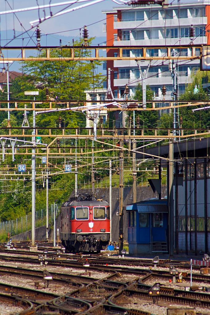 SBB Re 4/4 II (Re 420) 11300 abgestell am 29.05.2012 beim Bahnhof Lausanne.