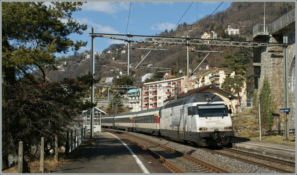 SBB Re 460 003-7 eilt  Federer -leicht durch Veytaux Chillon.
6. Mrz 2012