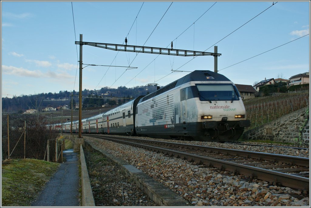 SBB Re 460 003-7 mit einem IC nach St. Gallen zwischen Bossire und Grandvaux.
4. Jan. 2013 