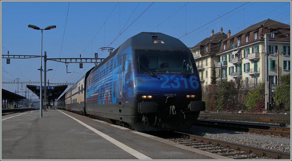 SBB Re 460 021-9 mit einem IC bei der Durchfahrt in Renens VD. 
22. Feb. 2012