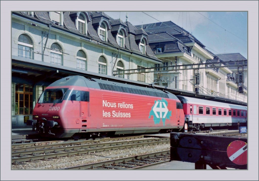 SBB Re 460 035-8 wirbt fr Bahn 2000 und hat den EC  Mont-Blanc  am Haken.
Lausanne, im Februar 1998  