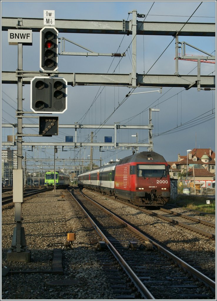 SBB Re 460 055-7 mit IR nach Biel/Bienne erreicht Bern Wankdorf. 
5. Okt. 2012