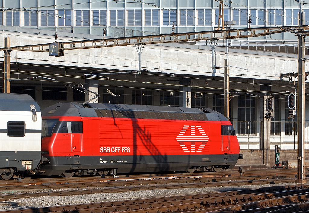 SBB Re 460 058-1 mit DoSto-Zug bei der Ausfahrt aus dem Bahnhof Lausanne am 26.02.2012 in Richtung Osten.