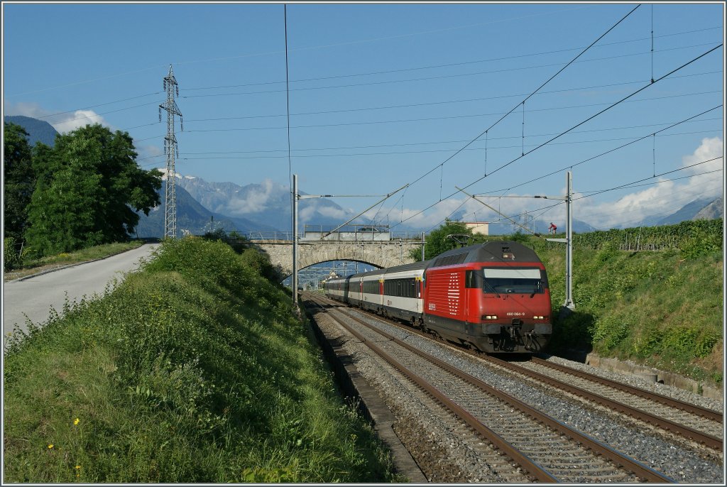 SBB Re 460 064-9 mit einem IR bei Chamoson.
22.07.2012