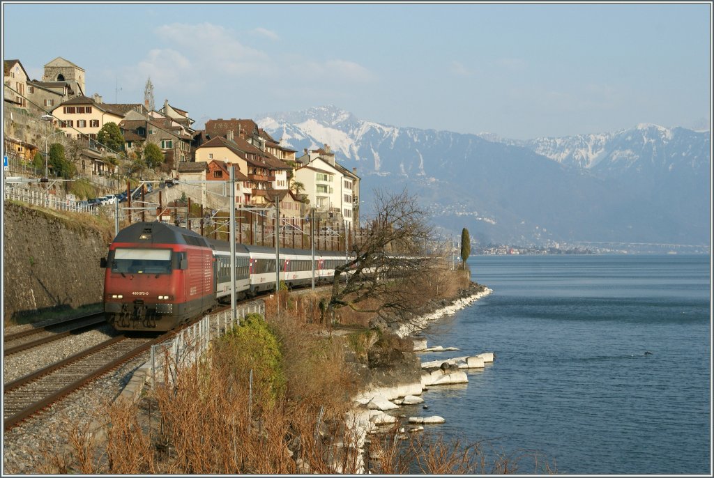 SBB Re 460 073-3 mit eine IR bei St-Saphorin. 
25. Mrz 2012