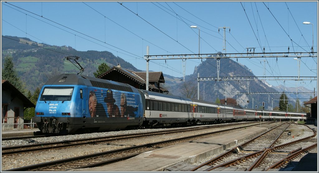 SBB Re 460 076-3 mit IC in Leissingen. 
09.04.2011