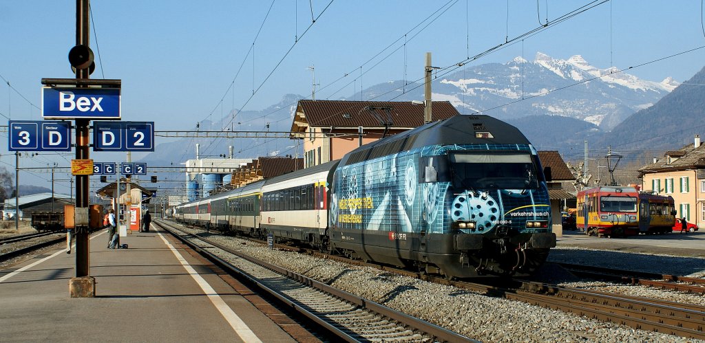 SBB Re 460 080-5  Verkehrshaus  mit IR nach Brig am 8 Feb. 2010 in Bex.
Im Hintergrund ein Triebwagen der schmalspurigen BVB.