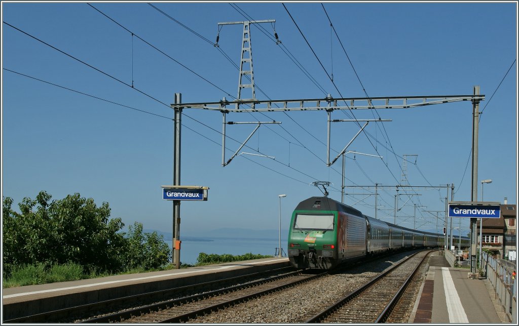 SBB RE 460 087-0 mit einem IC St. Gallen - Genve Aroport bei der Durchfahrt in Grandvaux. 
18. Juli 2012