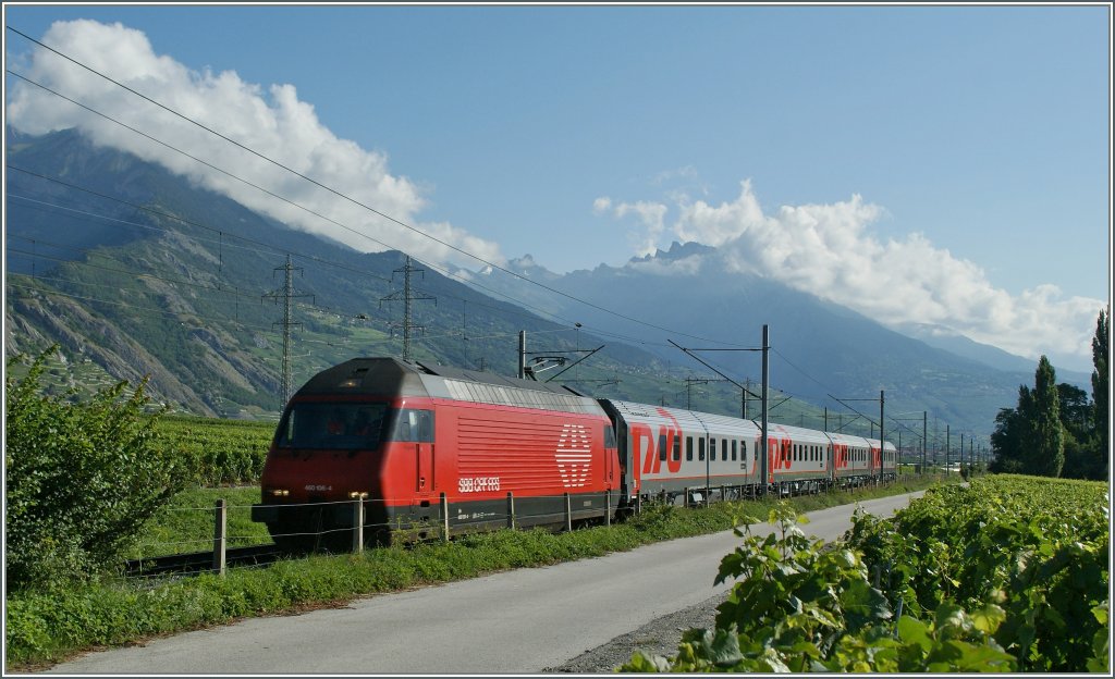 SBB Re 460 108-4 mit RDZ WLABmz 62 85 78-90 006-8, 005-5, 008-4 und 007-6 auf der Test-Fahrt von Sion nach Martigny. 
Bei Chamoson, den 22. Juli 2012