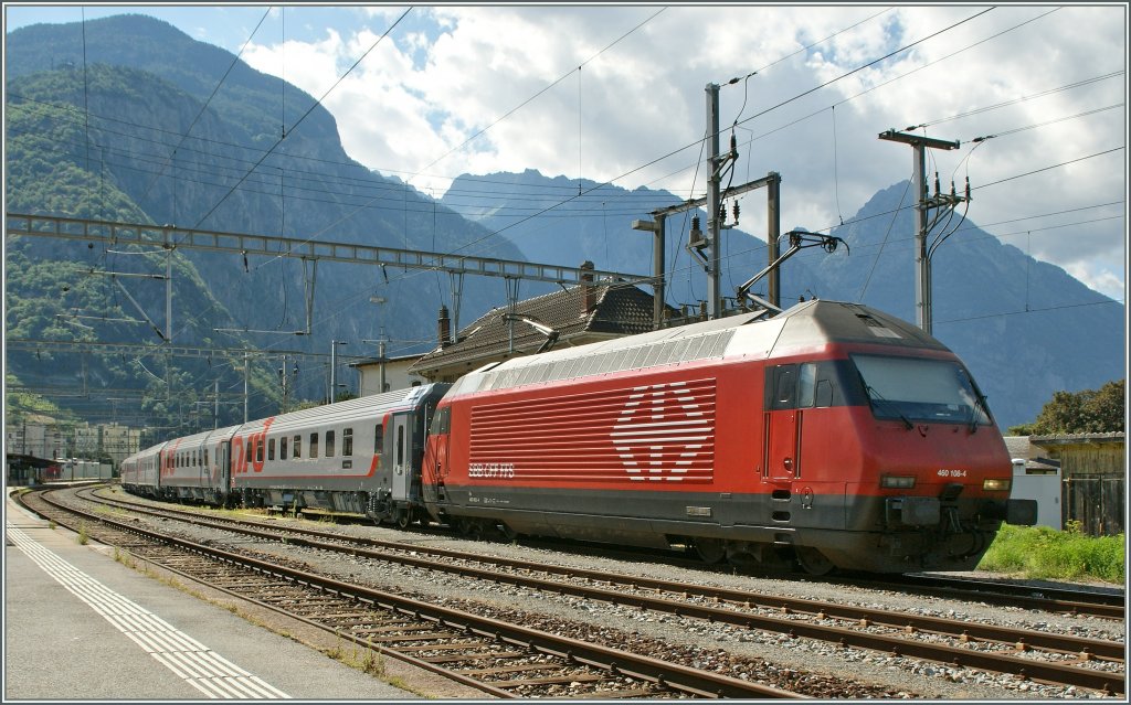 SBB Re 460 108-4 mit RDZ WLABmz 62 85 78-90 006-8, 005-5, 008-4 und 007-6 auf der Bei einer Pause der Test-Fahrt in Martigny.
22. Juli 2012