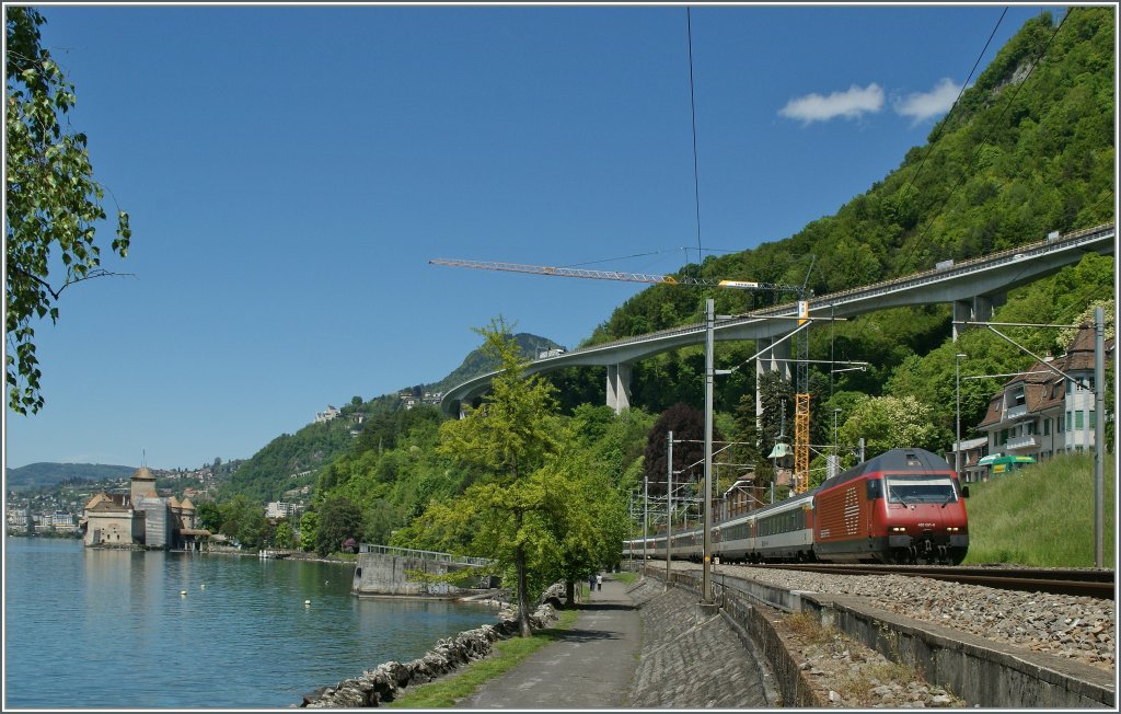 SBB Re 460 mit einem IR nach Brig beim Chteau de Chillon.
14. Mai 2013