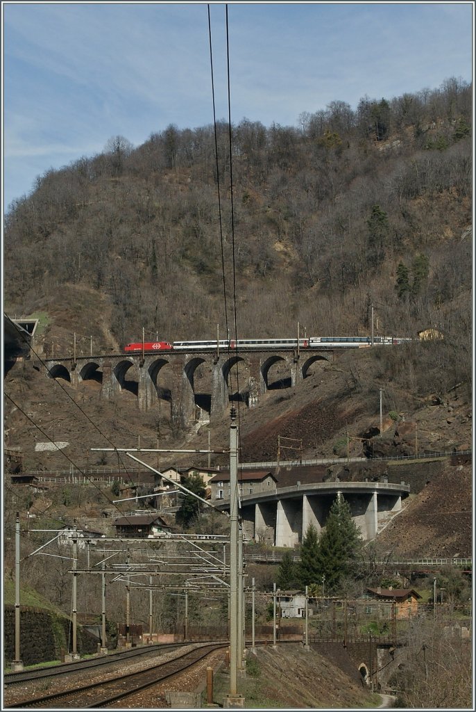 SBB RE 460 mit einem IR Richtung Norden in der Biascina.
3. April 2013