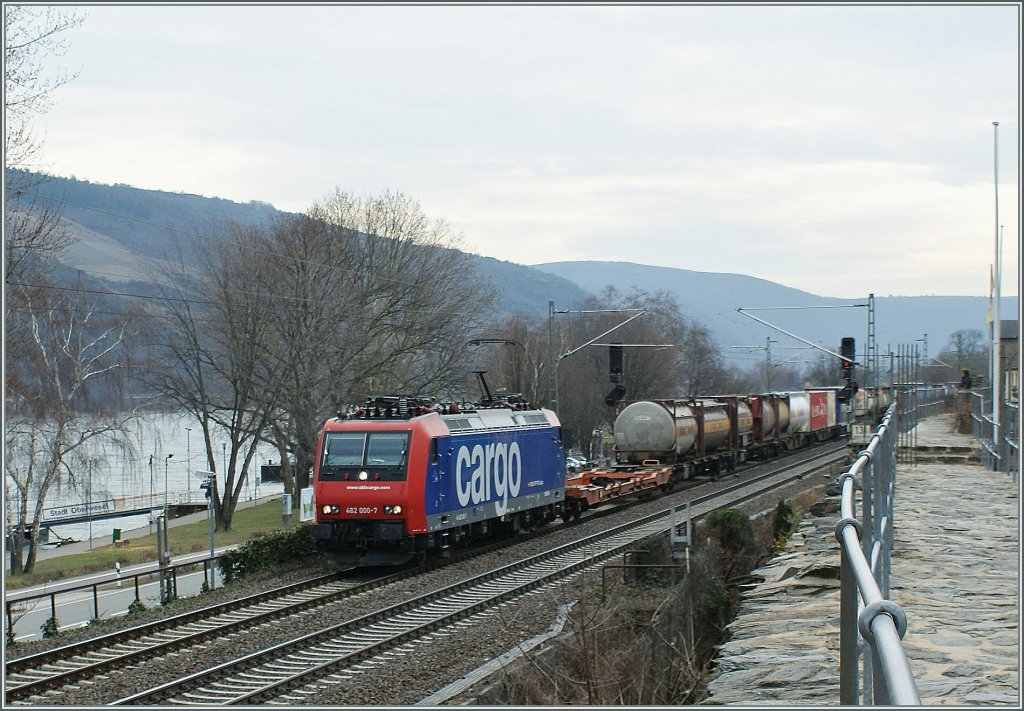 SBB Re 482 000-7 mit einem Gterzug bei Oberwesel. 
19. Mrz 2010