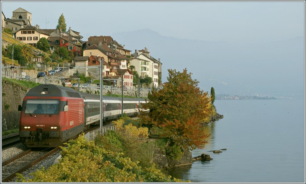 SBB Re460 060-7 mit einem IR nach Genve Aroport bei St-Saphorin. 
25.10.2012