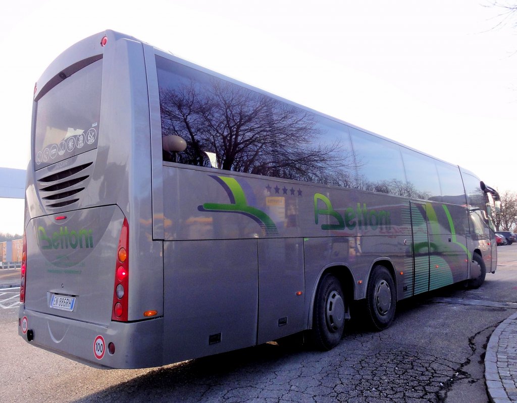 SCANIA IRIZAR von BETTONI aus Italien am 8.12.2012 in Krems gesehen.