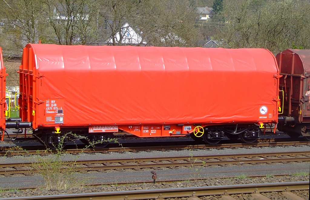 Schiebeplanenwagen fr Coiltransporte Shimmns-tu 718 am 26.04.2008 in Herdorf auf der Gleisanlage der Kreisbahn Siegen-Wittgenstein  (KSW). 