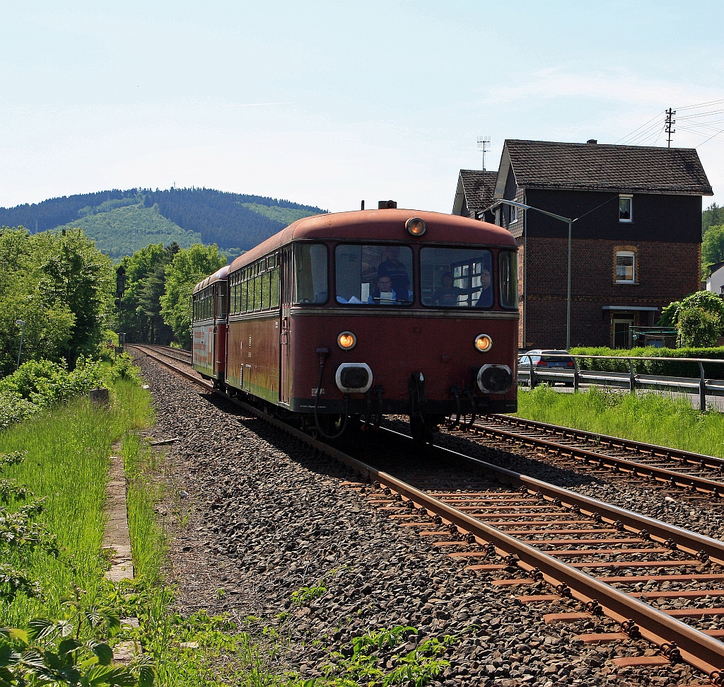 Schienenbus (VT 98) 798 818-1 (der Pfalzbahn) mit Beiwagen (VB98) 998 880-9 kommt am 08.05.2011 von Herdorf, hier kurz vorm Bahnhof Betzdorf/Sieg. Die Oberhessischen Eisenbahnfreunde fuhren Sonderverkehr fr die Hellertalbahn zwischen Herdorf und Betzdorf/Sieg. 