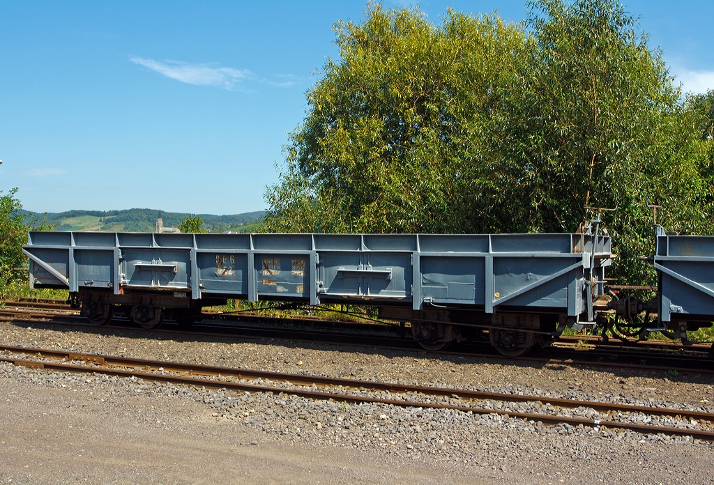 Schmalspur-Schotterwagen der Brohltal Eisenbahn (BE) Nr. 452 (Omm4), ex Bayer-Bahn (Kleinbahn Mlheim am Rhein-Leverkusen), am 18.08.2011 in Brohl-Ltzing auf der Gleisanlage. Der Wagen wurde 1958 von Brninghaus unter der Fabrik-Nr. 1682/6 gebaut.