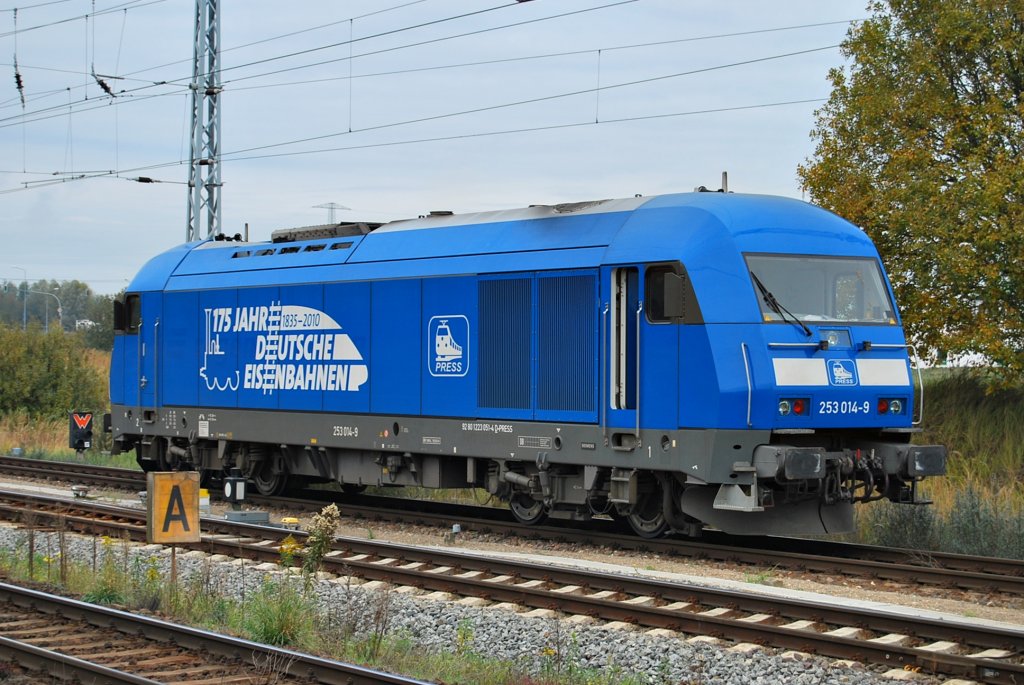 Schnell fr den Alex rausgesucht.Der Press-Hercules 253 014 rangiert am 19.10.2009 in Rostock-Seehafen.