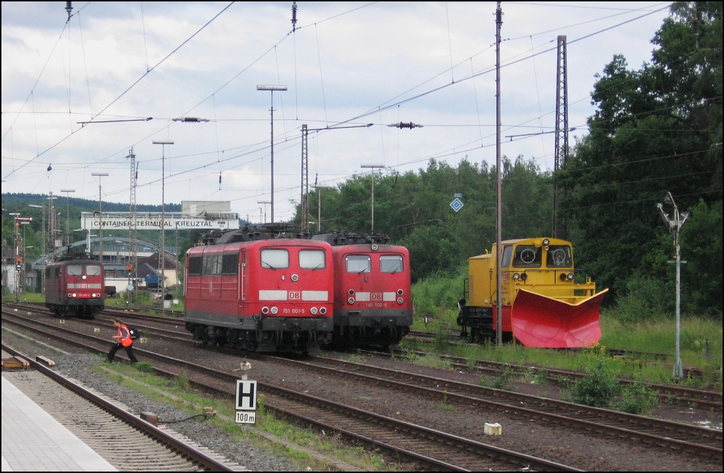 Schon etwas lter das Bild....da war es noch normal, dass in Kreuztal auf zwei Gleisen die Loks abgestellt wurden und der Schneepflug ebenfalls in Kreuztal stand (mittlerweile ist er rot und normalerweise beim KSW-Standort anzutreffen). 151 097,151 001 und 140 502(verdeckt dahinter eine 145)(v.l.n.r).26.06.2006