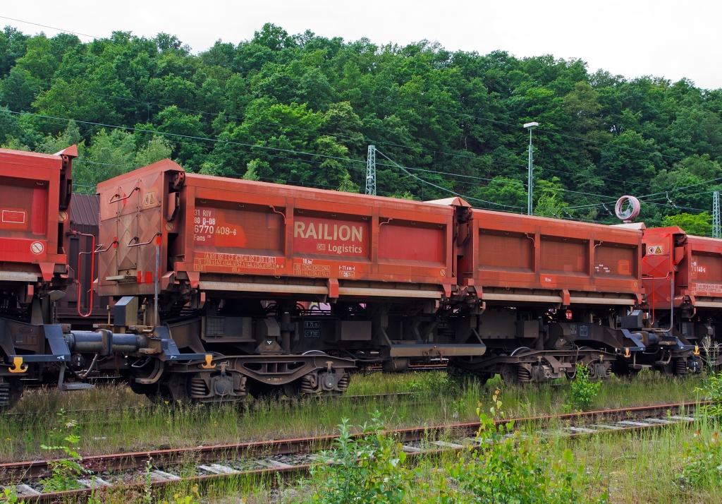 Schttgutkippwagen mit elektrohydraulischer Bettigung und vier Radstzen, Gattung Fans 128 (31 80 6770 408-6) der DB Schenker Rail, abgestellt am 08.06.2012 in Betzdorf (Sieg).  Die Last von maximal 51t kann nach beiden Seiten gekippt werden. Er verfgt ber zwei getrennt kippbare Mulden.
