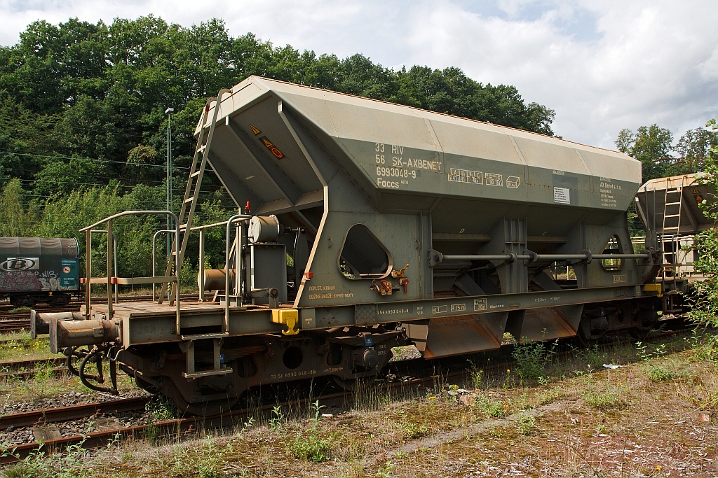 Schttgutwagen Faccs 407.0 der slowakischen Vermietungsfirma AX Benet, abgestellt am 28.08.2011 in Betzdorf/Sieg.