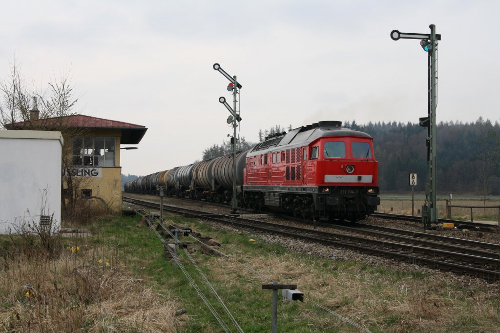 Seit der ersten Aprilwoche ist 232 704-7 in und um Mhldorf im Einsatz. 
So konnte sie am 05.04.12 mit einem Kesselzug nach Mnchen in Tling whrend der Abfahrt abgelichtet werden. Wie lange sie dort noch Gterzge befrdert, kann ich nicht sagen.