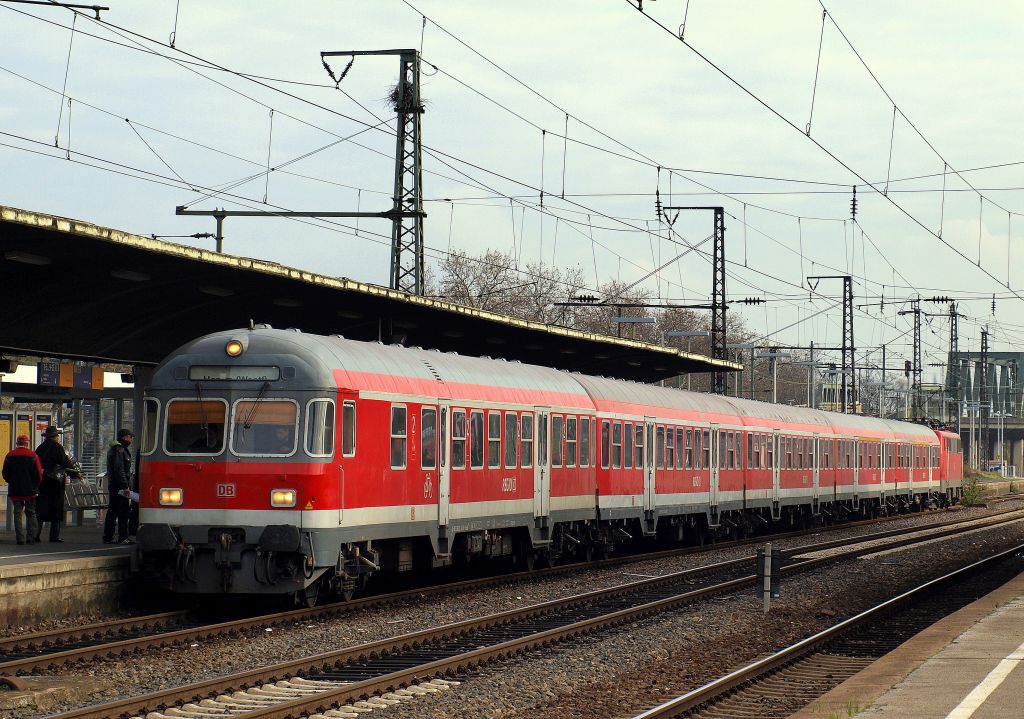 Seit langem wieder ein Karlsruher Kopf der mir vor die Linse fuhr. Hier steht die N-Wagen Garnitur als RB 48 von Wuppertal Hbf nach Kln Hbf im Bahnhof Kln Messe/Deutz.