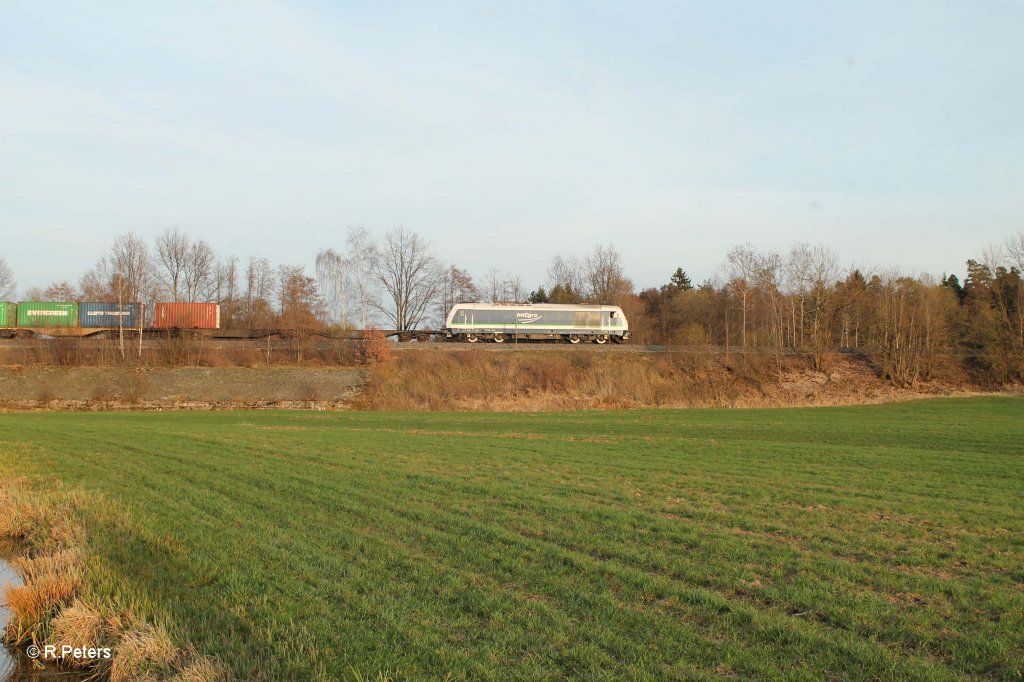 Seitenansicht von 223 152 mit Containerzug sdlich von Wiesau. 17.04.13