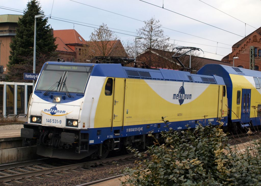 Seitenaufnahme der 146 531-9 mit dem ME'r in Hamburg-Harburg.