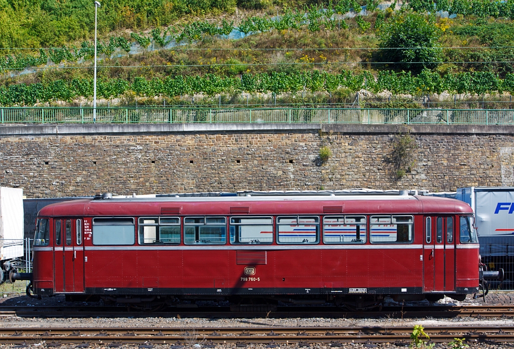 Seitenportrait - Mit laufendem Motor steht am 02.09.2012 in Linz am Rhein 798 760-5 (ex DB VT98 9760) der Kasbachtalbahn (Eigentmer ist die EVG - Eifelbahn Verkehrsgesellschaft mbH).


Der Schienenbus, eigentlich aber 796 760-7 da er in diese BR umgebaut ist,  wurde 1960 bei WMD in Donauwrth unter der Fabriknummer 1230 gebaut, 1988 erfolgte der Umbau in 796 760-7, die Ausmusterung bei der DB erfolgte am 30.11.1995 im BW Siegen (hier war er 1994 und 95), 
von 1997 bis 2006 war er als VT 1 bei EBG - Eisenbahn-Betriebs-Gesellschaft im Einsatz, 2006 und 7 bei der WAB Westflische Almetalbahn, Altenbeken, 2007 bis 9 bei WEMEG Westmecklenburgische Eisenbahngesellschaft als 796 760-7, 2009 kam er dann zur EVG.


Die Fahrzeuge der BR 796 entstanden aus der BR 798, welche fr den Ein-Mann-Betrieb umgebaut wurden. Die Ordnungsnummer blieb bei allen Wagen die gleiche. Insgesamt 47 Motorwagen erhielten Auenspiegel, eine Trschlieeinrichtung fr den Fahrer sowie fr die Fahrgste Druckknpfe auen an den Tren. Diese bekamen zur besseren Erkennung einen orangenen Anstrich auf der Innenseite, sodass der Fahrer noch geffnete Tren im Auenspiegel besser erkennen kann.


Technische Daten der VT 798/796:
Achsfolge B; Lnge ber Puffer 13.950 mm; Hchstgeschwindigkeit 90 km/h; Motor/Leistung 2 Bssing U10  150 PS; Leergewicht 20,5t; Zuladung max. 7,5t; Sitzpltze 56 und 38 Stehpltze.