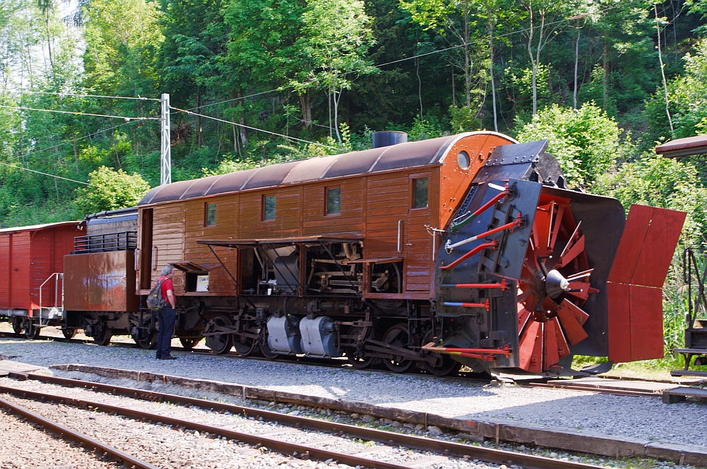 Selbstfahrende Dampfschneeschleuder R 1052 (ex Berninabahn R 1052, ex RhB R 14, ex RhB  Xrot d 9214), der Museumsbahn Blonay-Chamby,hier am 27.05.2012 auf dem Museums-Areal der (BC) in Chaulin.

Die Schneeschleuder wurde 1912 von der Schweizerischen Lokomotiv- und Maschinenfabrik (SLM) als R 1052 fr die Berninabahn gebaut,  1944 umbezeichnet in RhB R 14, 1954 umnummeriert in Xrot d 9214 (Die Bezeichnung Xrot d setzt sich zusammen aus: X = Dienstfahrzeug, rot = rotierend, d = dampfgetrieben.) , 1990 an DFB, 1996 von der DFB im Tausch gegen die ehemalige RhB R 12 bernommen. 

Dieses Fahrzeug wie auch das heute noch bei der RhB betriebsfhige Schwesterfahrzeug  Xrot d  9213 (ex BB R 1051) sind dampfgetriebene Schneeschleudern mit eigenem Antrieb die fr die Berninabahn (BB) gebaut wurden, die seit 1944 zur Rhtischen Bahn gehrt. Im Gegensatz zu den bisher gebauten Fahrzeugen, auch der zwei Dampfschleudern der RhB-Stammstrecke, handelt es sich bei den beiden Bernina-Schleudern um selbstfahrende Fahrzeuge. Die Berninabahn entschied sich hierzu, weil in den engen Kurven nicht mit gengend hoher Kraft geschoben werden konnte und die Bahn selbst keine Fahrdraht-unabhngigen Triebfahrzeuge besa. Die Schleudern wurden dennoch normalerweise mit Schiebetriebfahrzeugen eingesetzt, damit die gesamte Kesselleistung fr die Dampfmaschine des Schleuderrades zur Verfgung stand.

Die Achsformel ist C'C', das Fahrzeug verfgen nach Bauart Meyer ber zwei dreiachsige Triebdrehgestelle die durch vier Zylinder angetrieben werden, diese befinden sich unten mittig zwischen den Triebgestellen, darber befindet sich der Antrieb fr die Schneeschleuder, die von zwei weiteren Zylindern angetrieben wird. Der Durchmesser des Schleuderrads betrgt 2,5m, welches mit bis zu 170 Upm dreht und so bis zu drei Meter hohe Schneemassen beseitigen kann.
Gekuppelt ist die Schneeschleuder mit einem zweiachsigen Tender.
