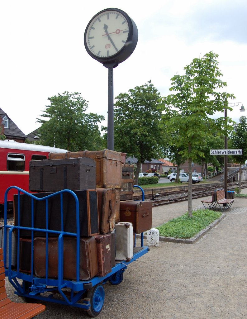 Selfkantbahn: Bahnsteigszene im Bahnhof Schierwaldenrath. (13.06.2011)