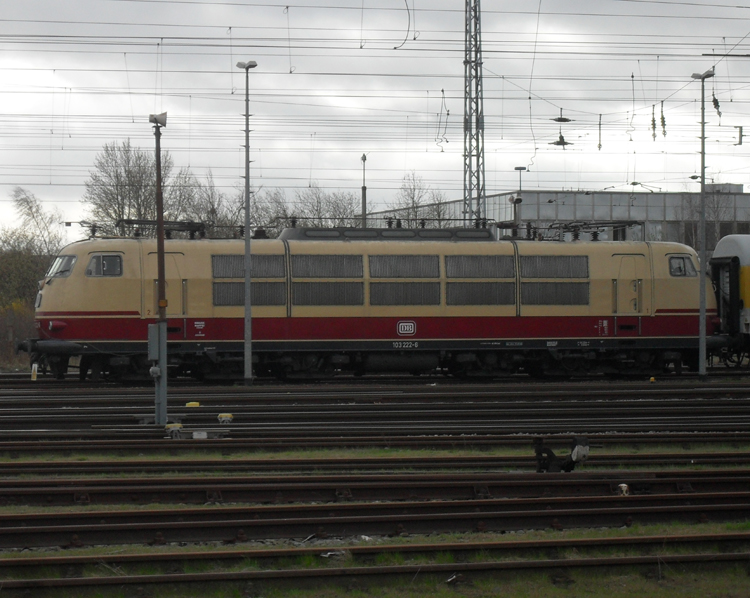 Seltener Gast in Rostock 103 222-6 von DB Systemtechnik Minden abgestellt im Rostocker Hbf und wartet auf den nchsten Einsatz.(08.04.2011)