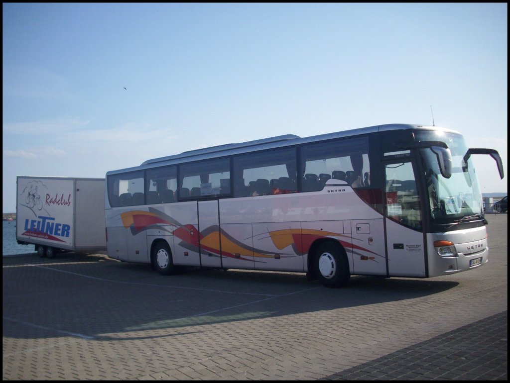 Setra 415 GT-HD von Hermann Bierl aus Deutschland mit Hnger im Stadthafen Sasnitz. 