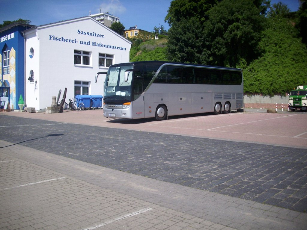 Setra 417 HDH aus Deutschland im Stadthafen Sassnitz.