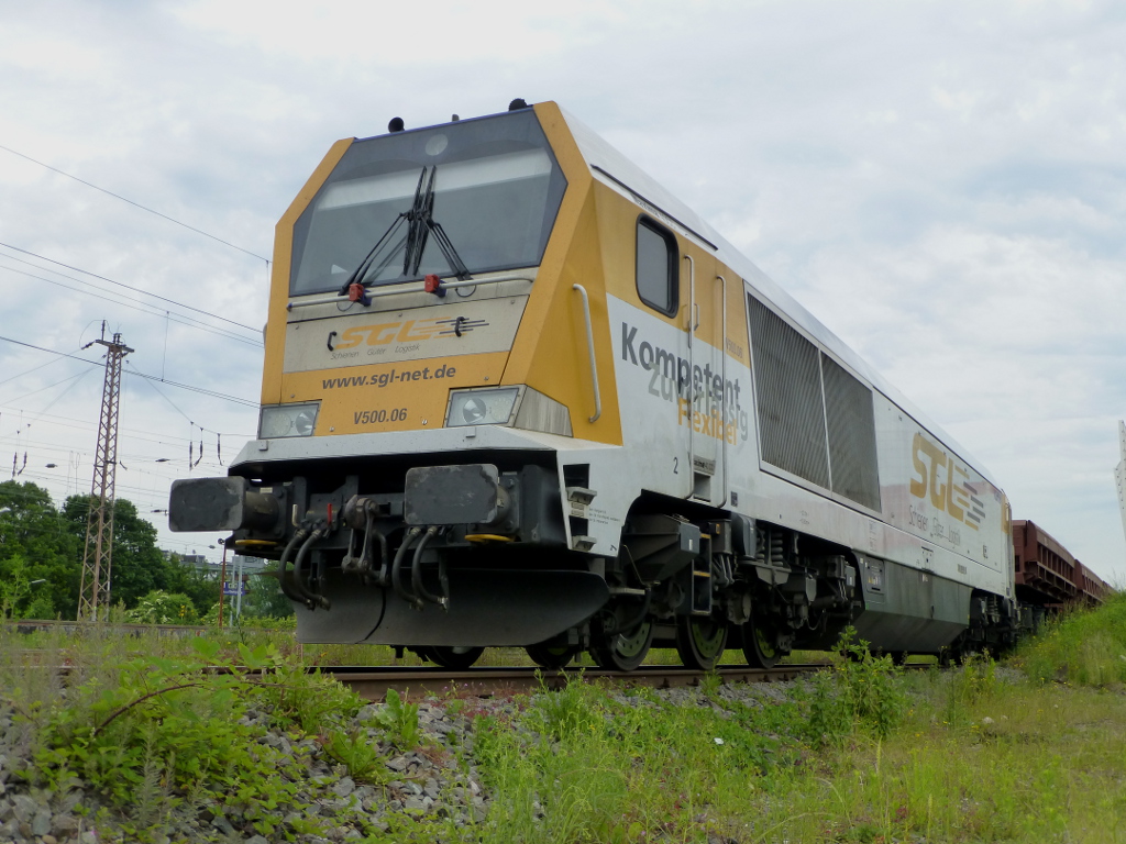 SGL Schienen G�ter Logistik GmbH betreibt als  V 500.06 
[NVR-Nummer: 92 80 1264 006-8 D-SGL] eine Maxima 40CC, hier in am 17.6.2013 Wuppertal-Oberbarmen.