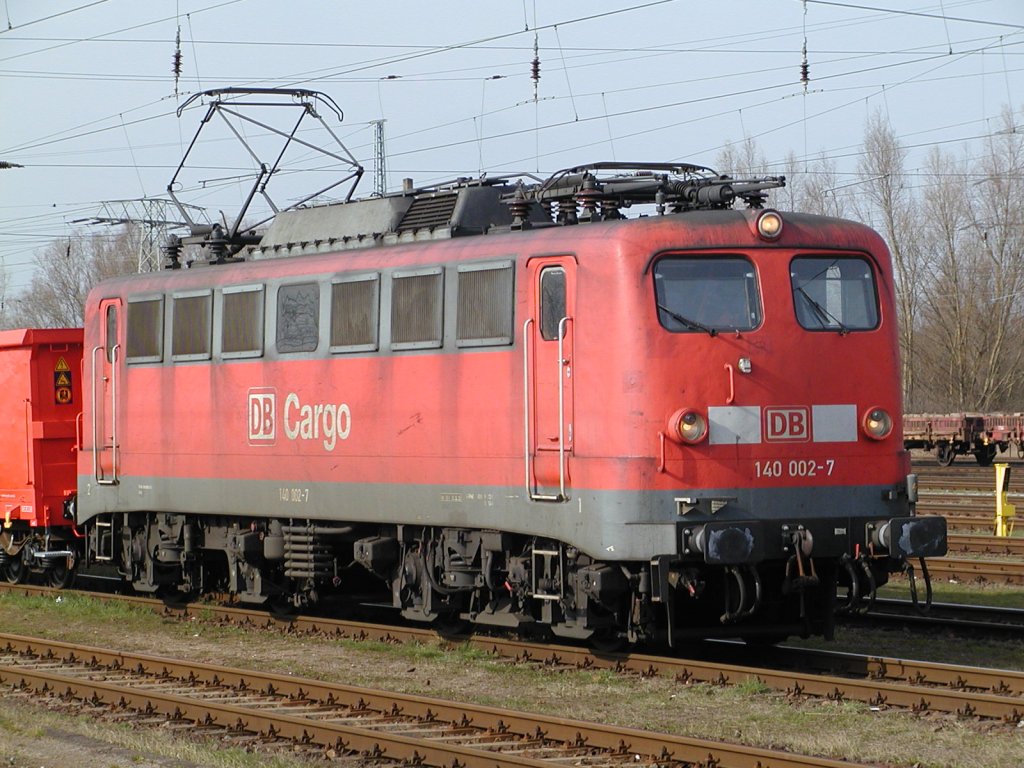 Sie ist noch lter als der Marc.....die zum Aufnahmezeitpunkt 40-jhrige 140 002 zeigt sich am 23.03.2007 in Rostock-Seehafen.