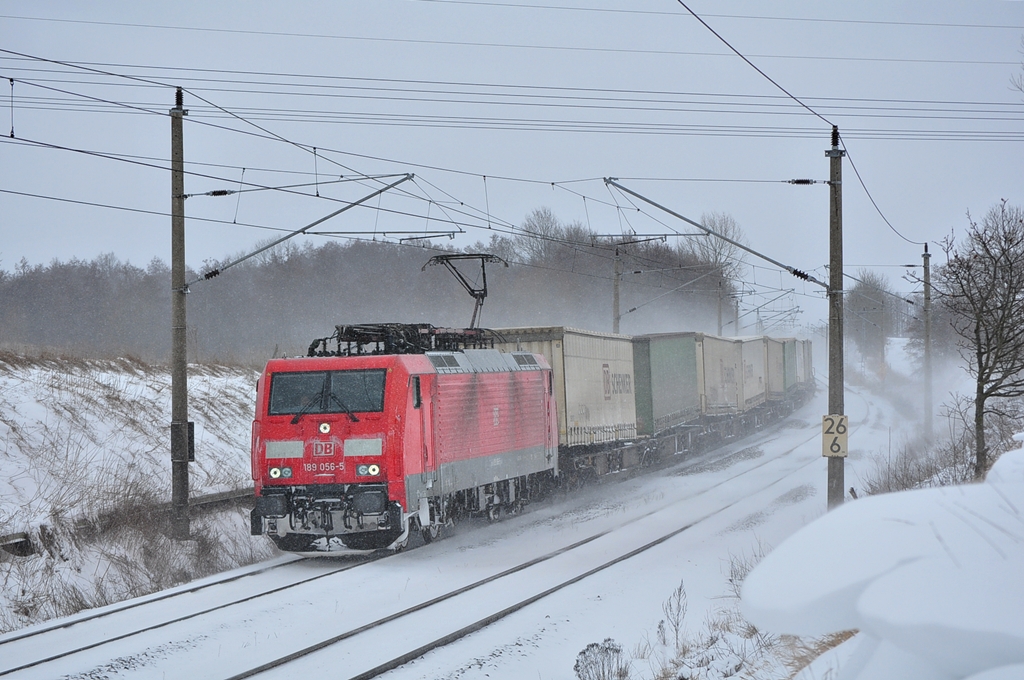 Sie schleuderte doch etwas...189 056 mit dem KT 42147(Rostock Seehafen-Verona Q.E.)am 10.03.2013 in Sildemow.